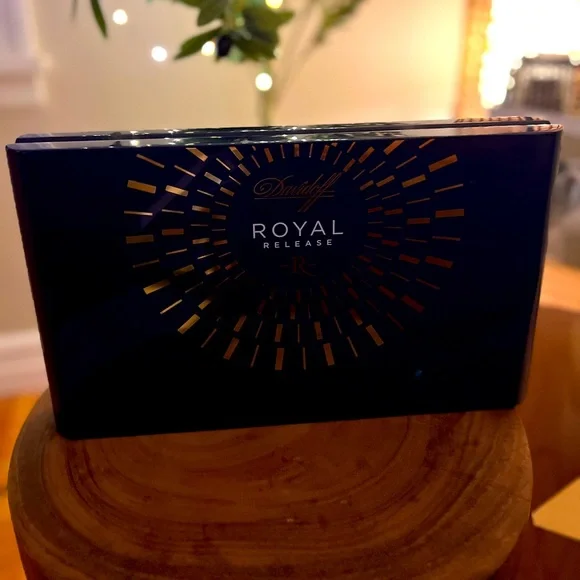 Luxury Davidoff Royal Release cigar box solofficialkw.com